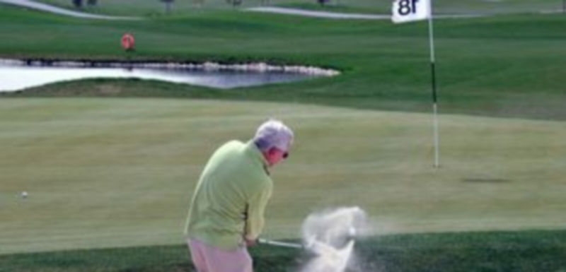 Un jugador trata de sacar la bola del bunker en el campo de La Faisanera. / Juan Martín