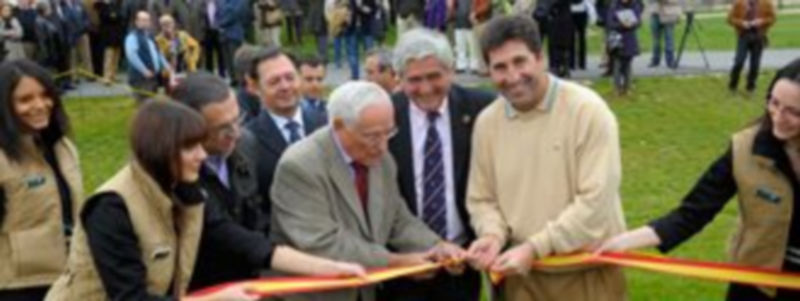 José María Olazábal cortando la cinta en la inauguración del campo