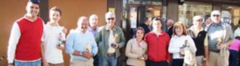 Foto de familia con los premiados en el Torneo de Golf-Design disputado en las nuevas instalaciones de La Faisanera. / El Adelantado