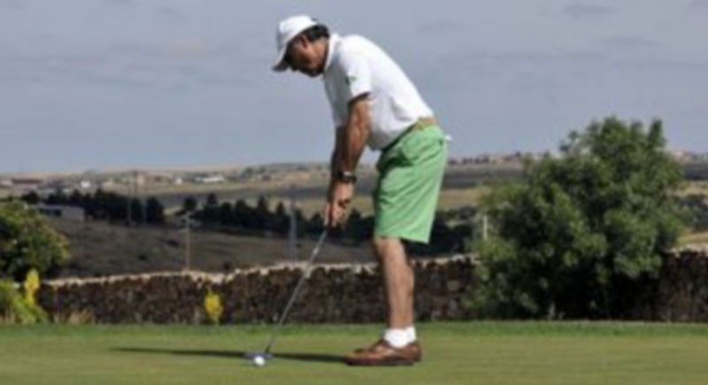 Un golfista realiza un golpe a una bola en las instalaciones de La Faisanera en Palazuelos de Eresma. / Juan Martín