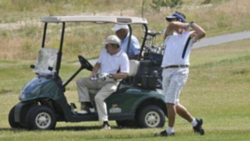 Un jugador ejecuta un golpe durante un torneo disputado en el campo de golf de La Faisanera. / Juan Martín