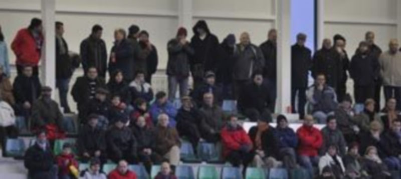 Un grupo de aficionados presencia un partido de la Segoviana. / Juan Martín