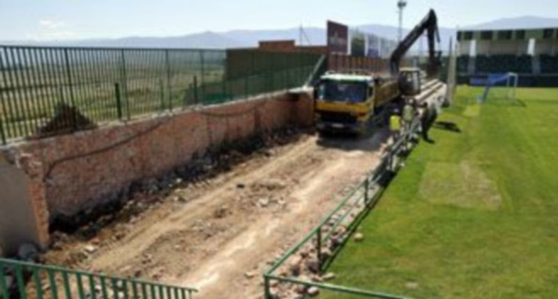 Imagen de las máquinas trabajando ayer por la mañana en la obra de derribo de las gradas de fondo del campo de La Albuera. / Juan Martín.