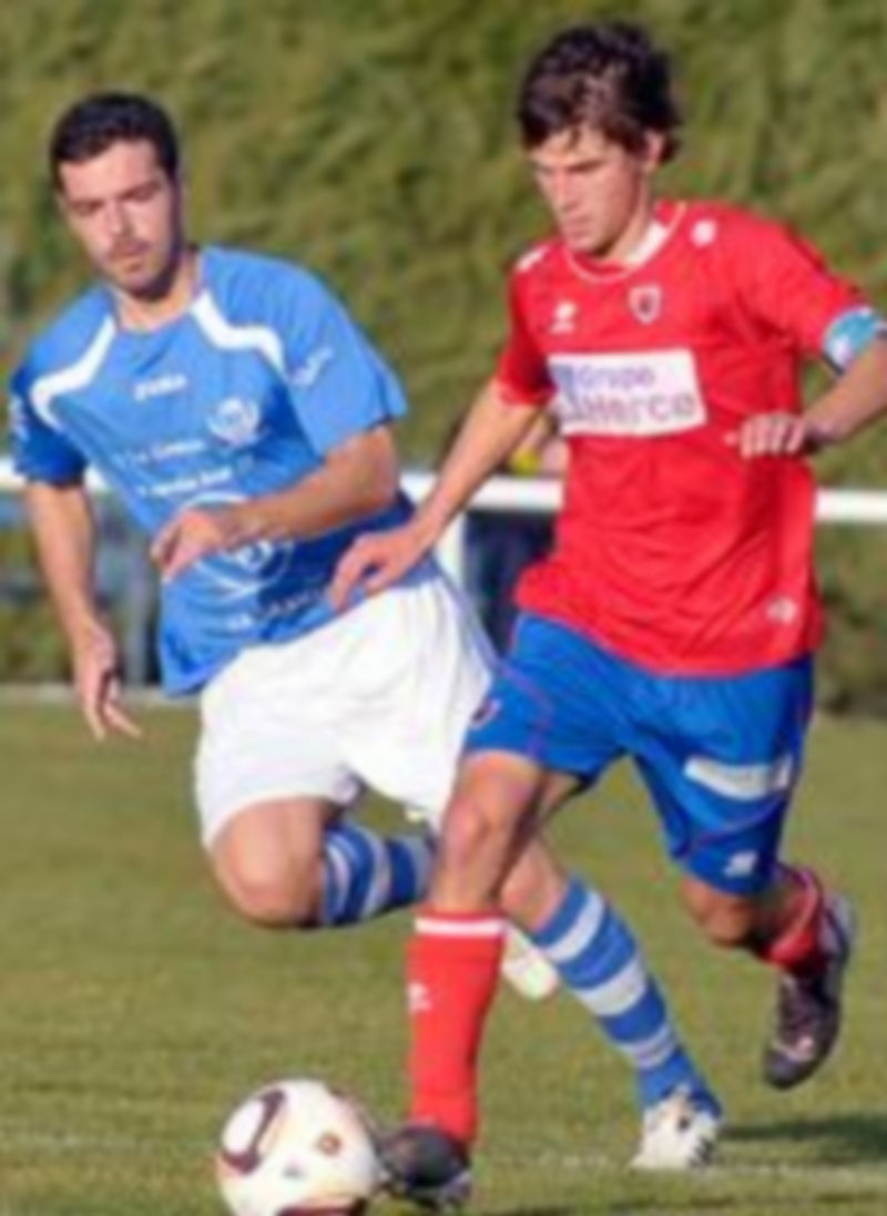 El granjeño Domingo persigue a un rival del Numancia B durante el partido de la primera vuelta en El Hospital. / Alberto Benavente