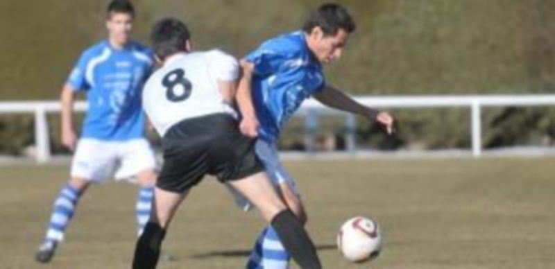 César Bravo trata de zafarse de la marca de un contrario. / Alberto Benavente