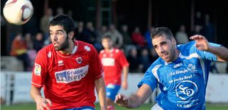 El delantero granjeño David Blázquez (derecha) destacó ayer marcando dos de los tres goles de su equipo. / Alberto Benavente