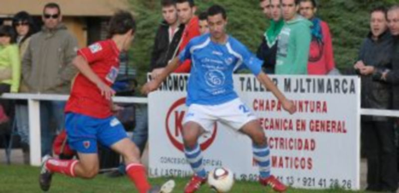 El centrocampista Saúl finalmente pudo jugar en Tordesillas con La Granja. / Alberto Benavente.