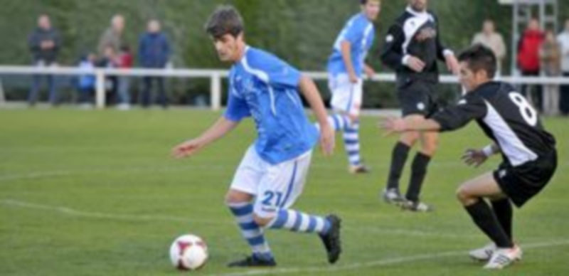 El granjeño Guillermo conduce el balón. / A. BENAVENTE