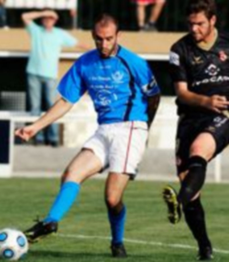 El granjeño Iván inicia una jugada de ataque durante el partido de la primera vuelta ante la Cultural Leonesa B. /Juan Martín