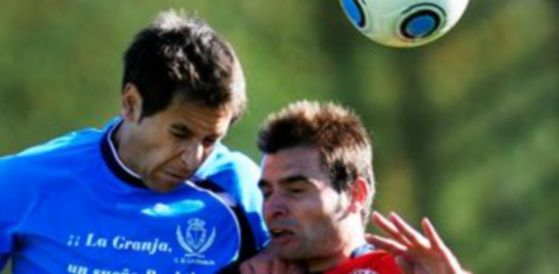 César Bravo disputa un balón por alto con un jugador del Ávila