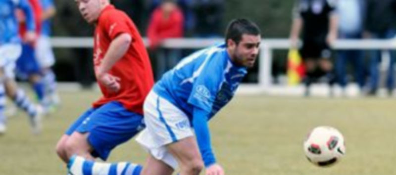 El jugador granjeño Adrián se escapa de un defensor durante un partido anterior en El Hospital. / Juan Martín