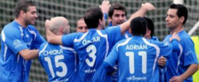 A por el ascenso y a ritmo de récord 1 Un grupo de jugadores del Club Deportivo La Granja celebran un gol marcado en el campo de El Hospital. / Juan Martín