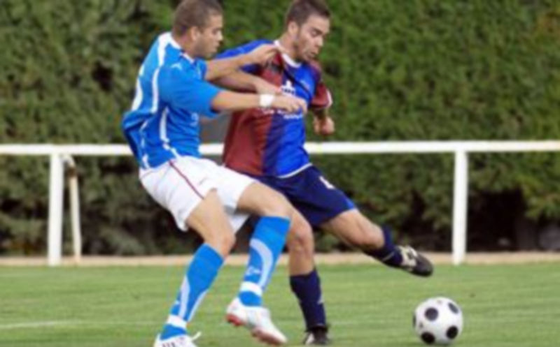 El partido disputado el año pasado con motivo del Trofeo San Luis se saldó con victoria por 0-2 de la Segoviana. / J. MARTÍN