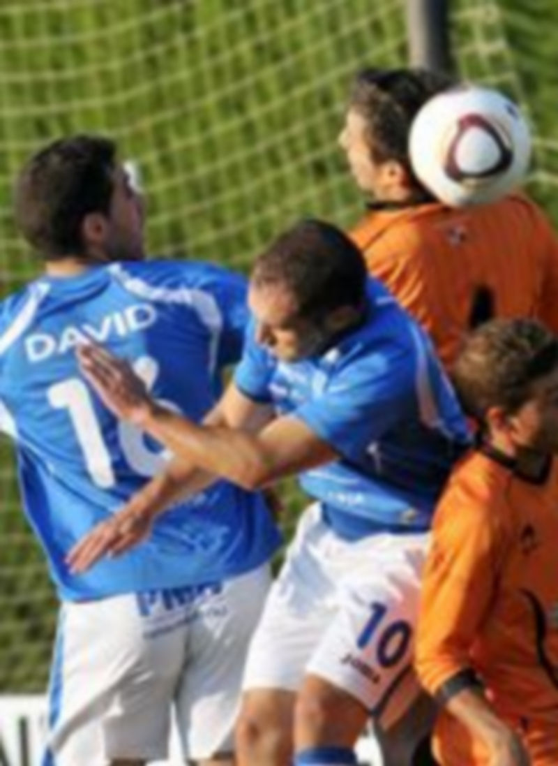 Iván y David tratan de llegar a un balón colgado al área rival en un partido anterior. / Juan Martín
