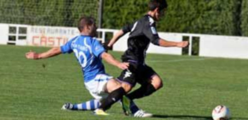 El granjeño Iván Yubero se lanza al césped durante un encuentro anterior entre La Granja y el Real Valladolid B. / Juan Martín