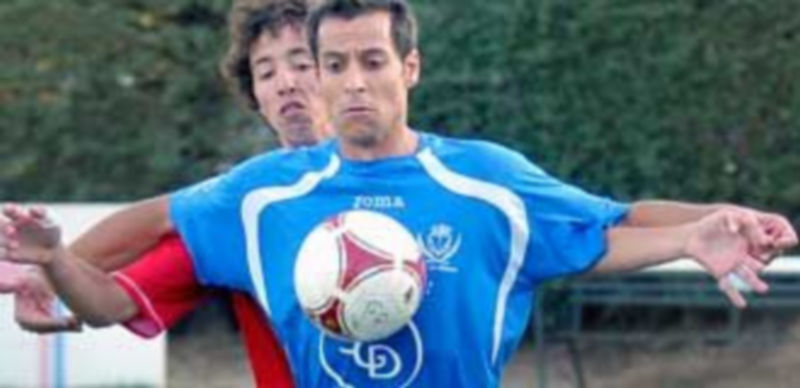 El delantero granjeño César Bravo controla con el pecho un balón durante un partido anterior. / Alberto Benavente