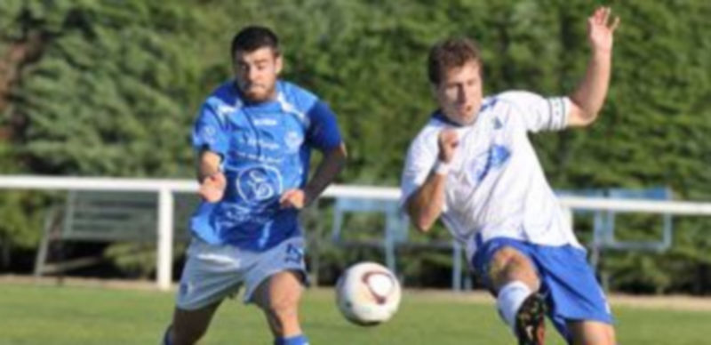 Adrián trata de cortar el pase de un jugador del Almazán. / Juan Martín