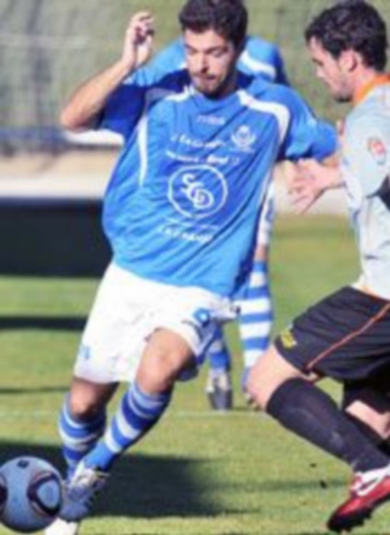 Domingo trata de superar a un adversario del Villaralbo en la imagen correspondiente al encuentro que jugó el CD La Granja frente al equipo zamorano la pasada campaña. / Juan Martín