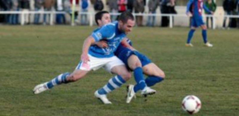 Jugada del encuentro de la primera vuelta entre el Club Deportivo La Granja y la Gimnástica Segoviana