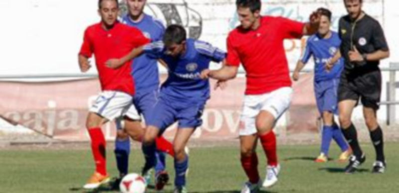 Una de las jugadas del partido de ayer entre el Cuéllar y el CD La Granja en el campo de Santa Clara. / Gabriel Gómez