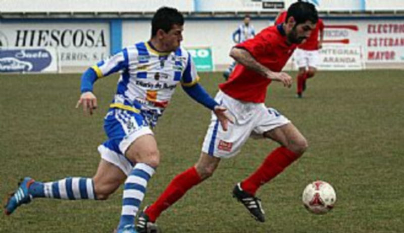 Ricardo inicio la carrera ante la oposición de un jugador local. / Julio Calvo