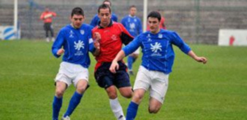 César Bravo intenta pasar entre Laruso y Alberto en el último partido de Liga entre el Unami y el CD La Granja