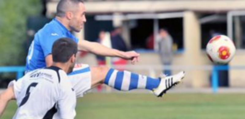 Iván trata de controlar una pelota durante el encuentro disputado ayer en el campo de El Hospital. / Kamarero