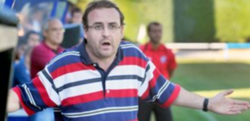 Jota Velázquez pide explicaciones a un árbitro asistente durante un partido del CD La Granja. / Kamarero