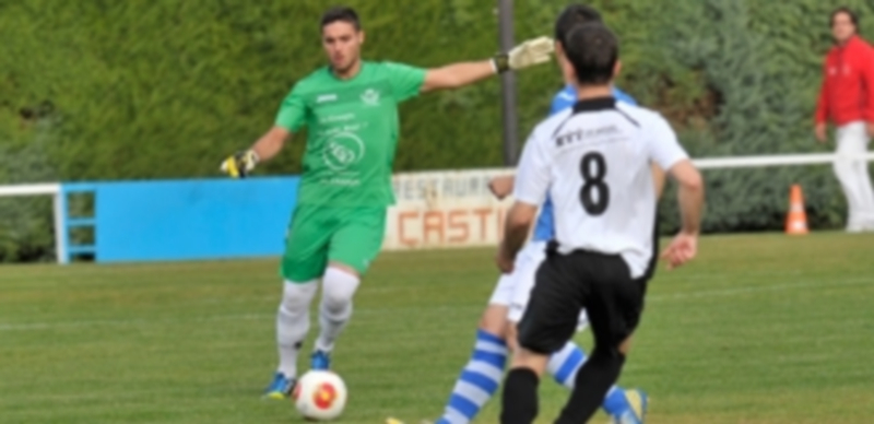 Yiyo despeja un balón en un encuentro anterior del CD La Granja. / Kamarero