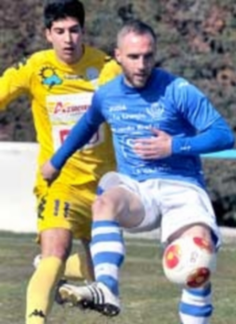 Iván controla el balón con el interior en un momento del partido. / Kamarero