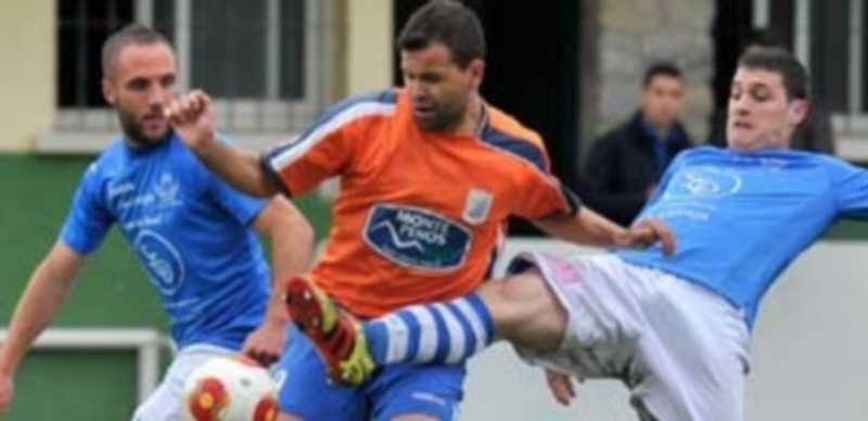 Iván y Alberto presionan con insistencia a un jugador del Almazán. / Kamarero