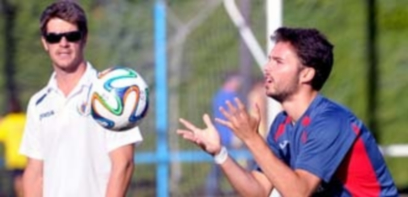 Guillermo Maroto observa los ejercicios de calentamiento de Míchel durante el pasado Trofeo San Luis. / Kamarero