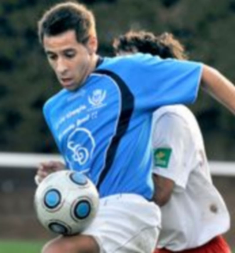 César Bravo controla el esférico con su pierna derecha durante un encuentro en El Hospital. /Kamarero