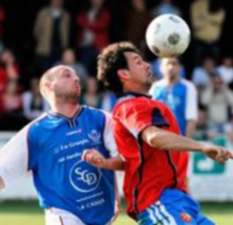 El jugador granjeño Chiqui (izquierda) disputa un balón con un rival de la Arandina. /KAMARERO