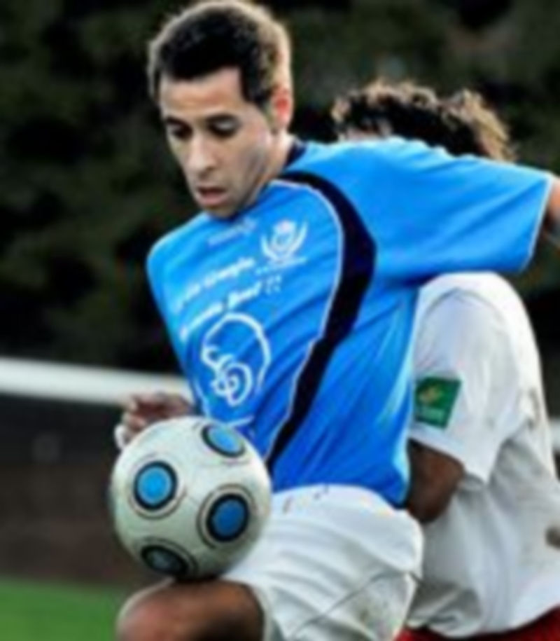 El delantero César Bravo controla un balón durante un partido de esta temporada en El Hospital. /KAMARERO