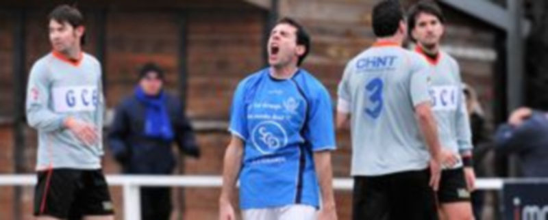 La viva imagen de la desesperación tras fallar una ocasión de gol. /kamarero