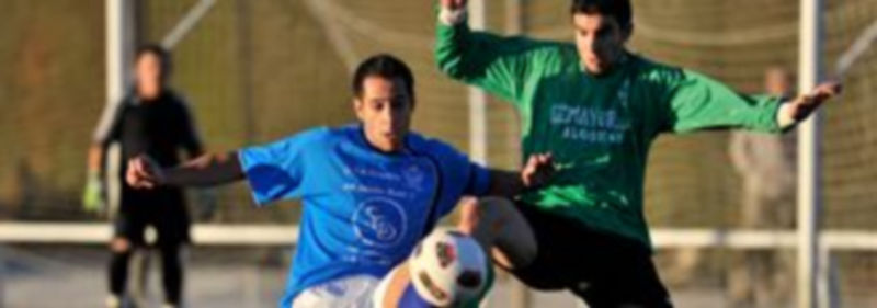 El delantero granjeño César Bravo y un rival del Villamuriel luchan por alcanzar el balón. / Kamarero