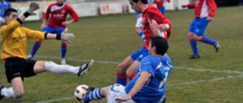 Victoria en tres etapas 1 El jugador granjeño Domingo intenta batir al portero del Sporting Uxama rematando desde el suelo. / Kamarero