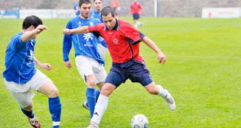 La Granja resucitó en los últimos instantes para llevarse el derbi 1 César Bravo fue el autor del tanto de la victoria granjeña un minuto antes del final del tiempo reglamentario. / kamarero