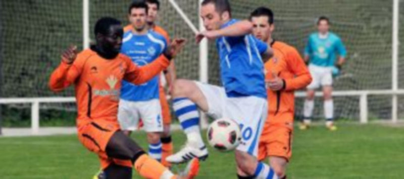 Iván y Ray tratan de llevarse un balón dividido. / Kamarero