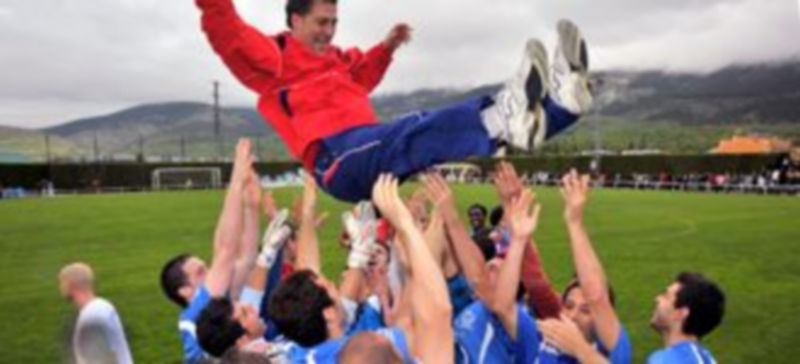 El entrenador Luis Bertó es manteado por sus jugadores después de que La Granja consiguiera ayer el ascenso a Tercera División. / Kamarero.