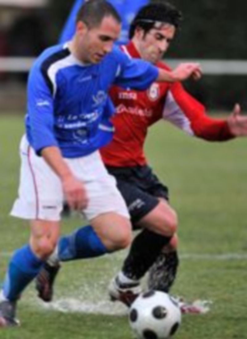 Iván trata de superar al abulense Barrera en uno de los últimos encuentros disputados por el CD La Granja ante el Real Ávila. / Kamarero.