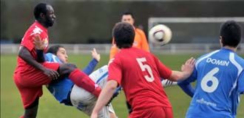 Varios jugadores de La Granja y el Huracán Z pugnan por un balón dividido