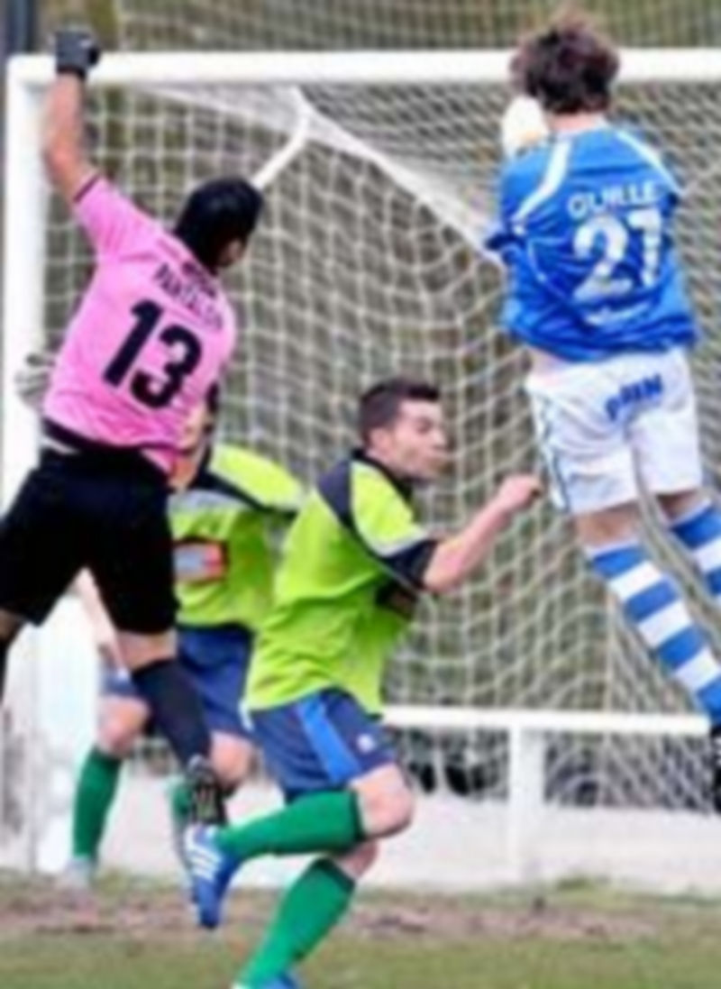 Así remató Guillermo de cabeza en la acción que terminó sacando Javichu de la misma raya de gol. / Kamarero