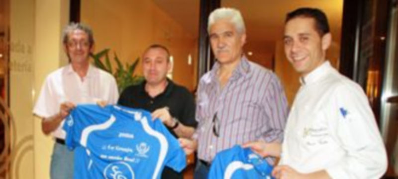 Miembros del Hotel Venta Magullo y el  CD La Granja tras firmar el acuerdo. / E. A.