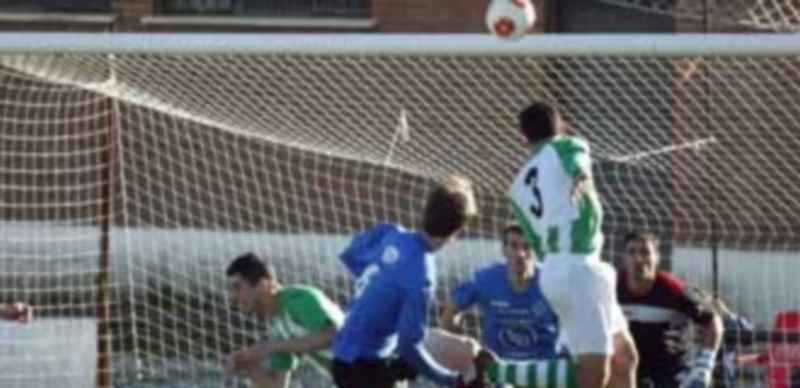 Un jugador de la Cebrereña se eleva para golpear el balón
