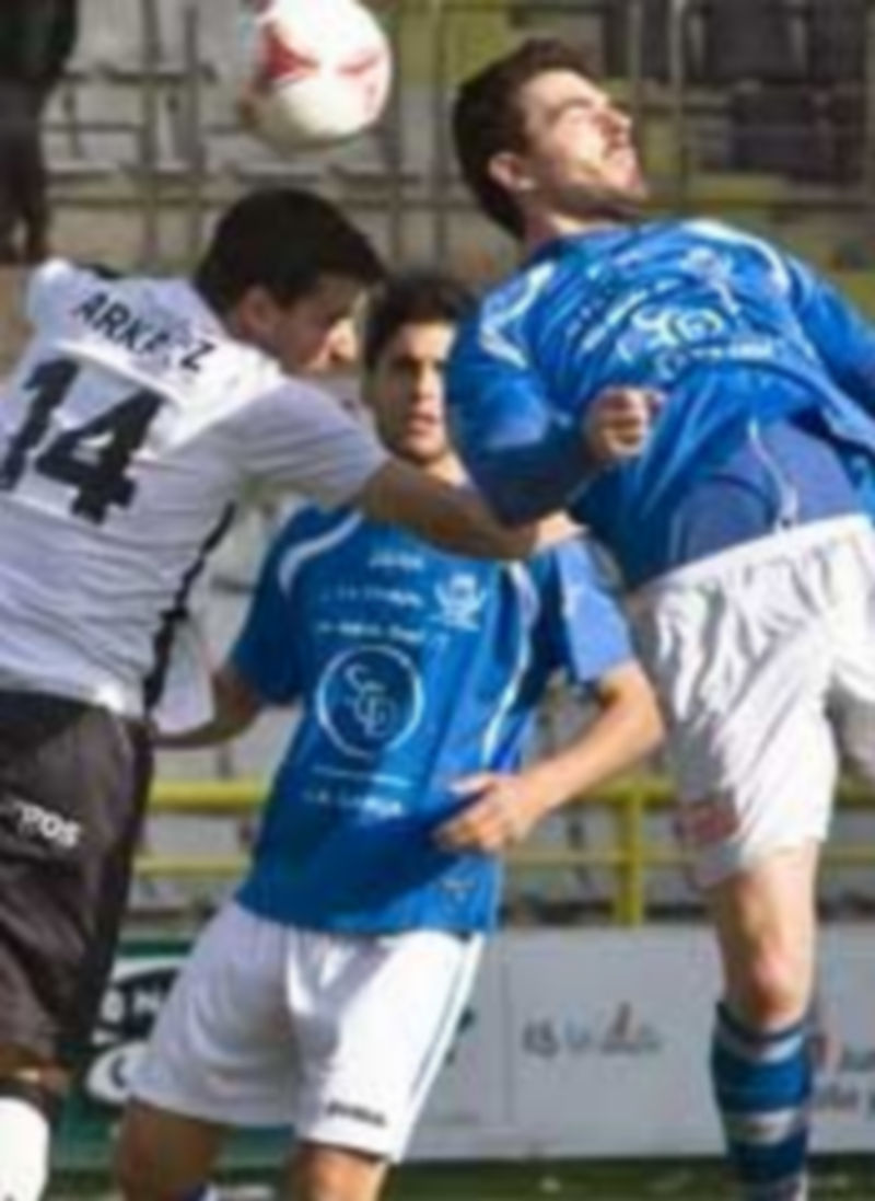 El burgalés Arkaitz disputa un balón con el granjeño Domingo. / Valdivieso