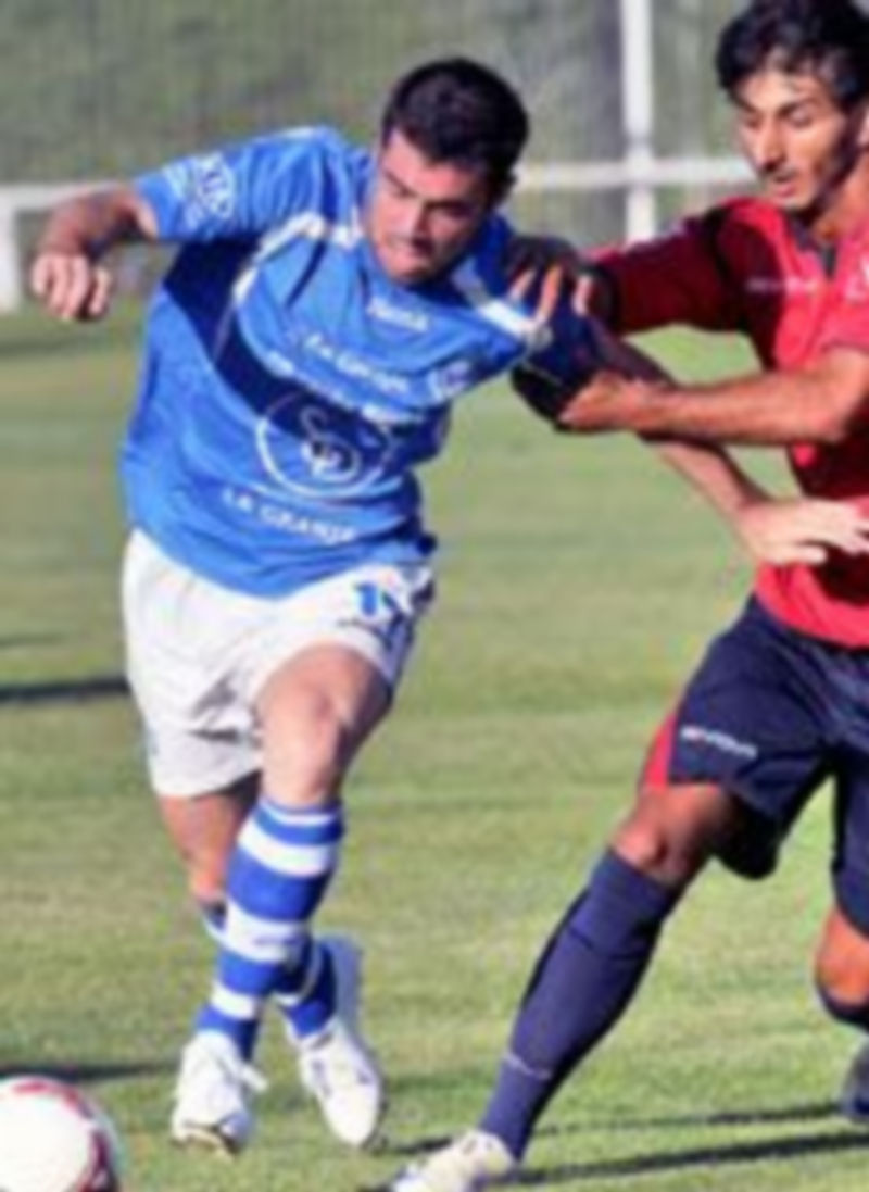 Adrián intenta escapar por velocidad de un defensor del Real Ávila