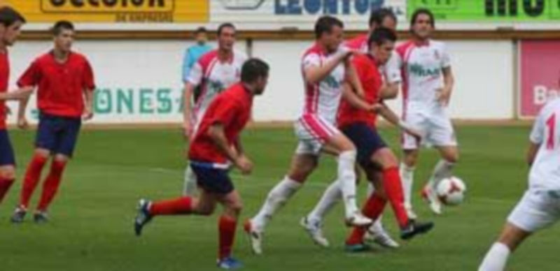 Jugada del encuentro de la primera vuelta entre la Cultural y el CD La Granja