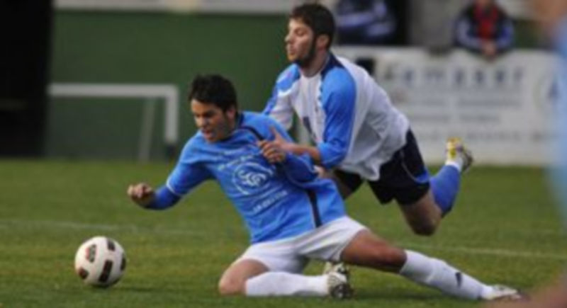 El delantero granjeño Dani Tejedor cae ante Maroto